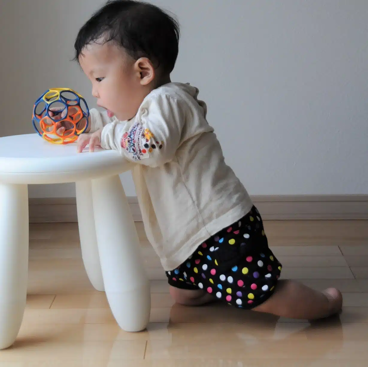 立ち上がりに足の甲をつく赤ちゃん