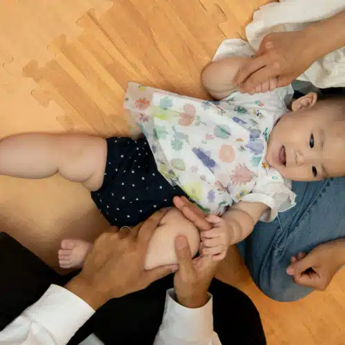 赤ちゃんの体にマッサージだけでない感覚の経験を