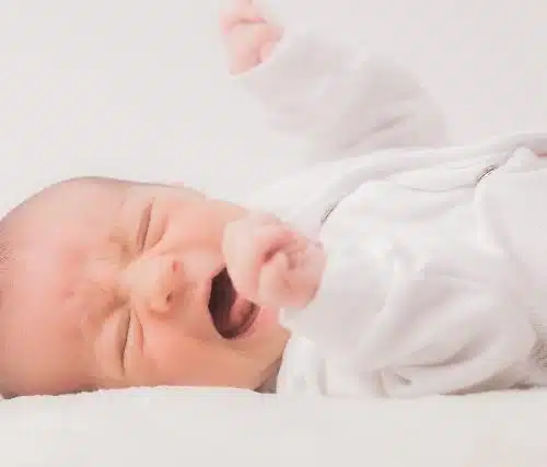 体が硬くて泣く赤ちゃん