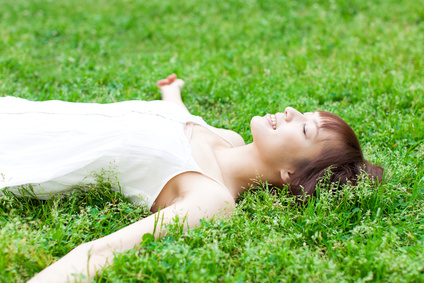 芝生に寝る女性
